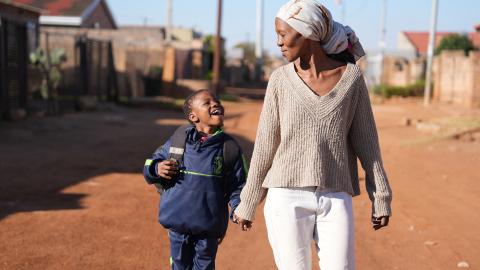 Mother and child walking in township holding hands. Picture © UNICEF South Africa